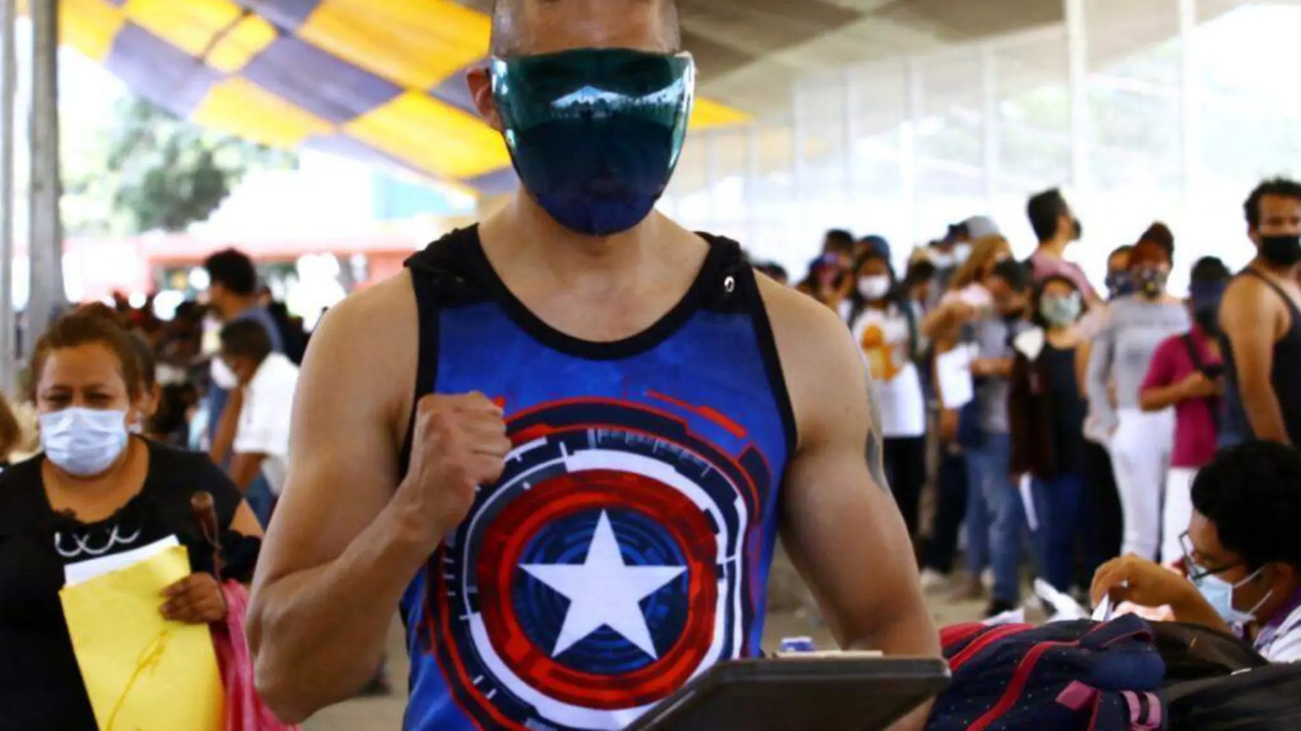 Capitan America se vacuna en Puebla